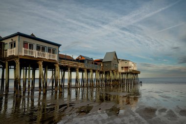 Atlantik Okyanusu kıyılarında renkli kafeleri olan eski bir ahşap iskele. ABD. Portland demek. Eski meyve bahçesi kumsalı,