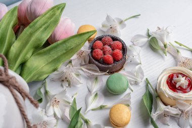 Narin çiçekler ve tatlılar. Paskalya için hoş bir kartpostal, bahar tatili, Anneler Günü. Seçici yumuşak odak.