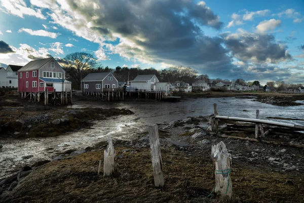 Körfezin kıyısındaki geleneksel balıkçıların evi. ABD. Maine.