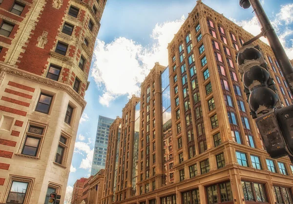 Boston sokaklarında şehir binaları ve gökyüzü manzarası. ABD. Massachusetts.