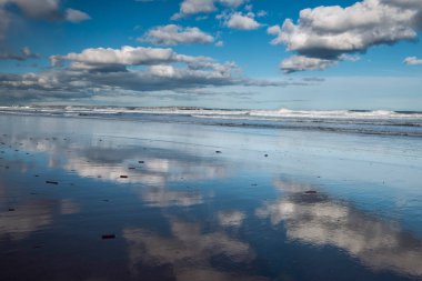 Deniz Burnu. Deniz kıyısındaki bulutların yansıması. Güneşli bir gün.