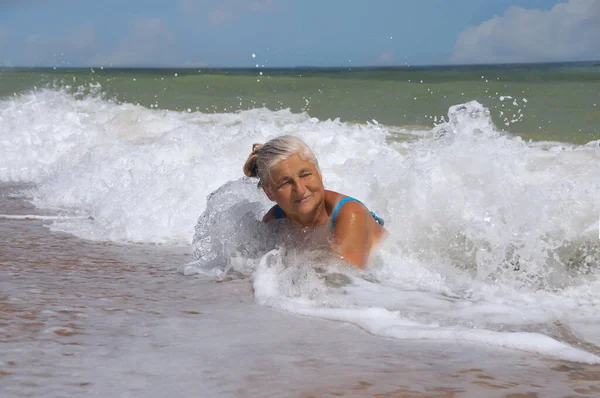 Una Anciana Mujer Pelo Gris Miente Ríe Divierte Sombrero Paja —  Fotos de Stock