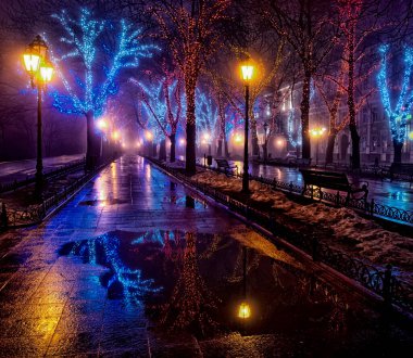 Yoğun siste gece fotoğrafı. Primorsky Bulvarı çok renkli ışıklarla dekore edilmiş ve su birikintilerindeki fenerlerin ve ışıkların yansımasıyla. Odessa 'da. Ukrayna.