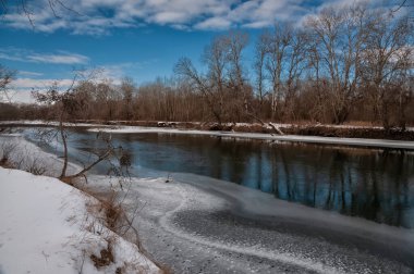 Baharın başında nehirde eriyen buzlar. Baharın ilk zamanları manzarası.
