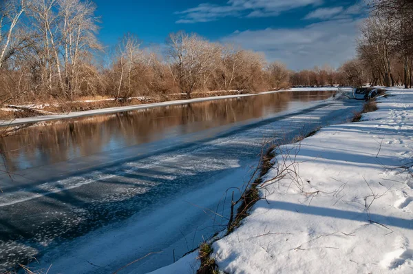 Baharın başında nehirde eriyen buzlar. Baharın ilk zamanları manzarası.