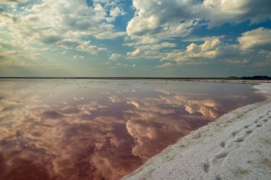 Pembe tuzlu göl, sudaki bulutların yansıması..