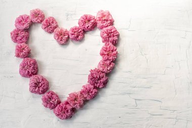 Pembe gül yapraklı kalp. Klasik arka plan. Yukarıdan görüntüle.