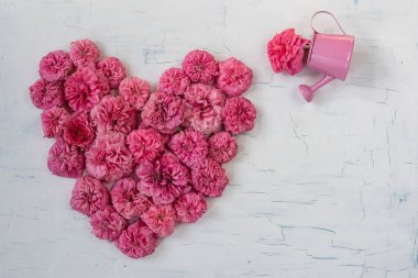 Pembe gül yapraklı kalp. Klasik arka plan. Yukarıdan görüntüle.