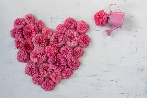 Pembe gül yapraklı kalp. Klasik arka plan. Yukarıdan görüntüle.