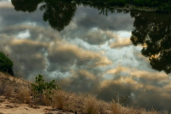 Reflexão Céu Com Nuvens Pôr Sol Água Lago Abstrato Desfocado — Fotografia de Stock
