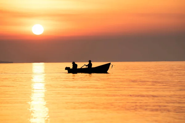 Silhouette Boat Fishermen Sea Dawn Scenic Red Dawn Big Sun — Stockfoto