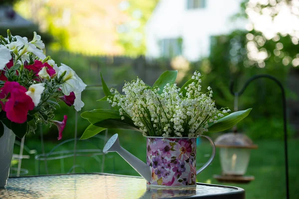 Kerti Virágcsokrok Asztalon Udvaron Egy Szép Hely Kikapcsolódásra Vidéken Házban — Stock Fotó