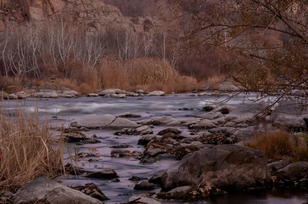 Rio Rápido Que Flui Entre Pedras Árvores Amarelas Dia Sombrio — Fotografia de Stock