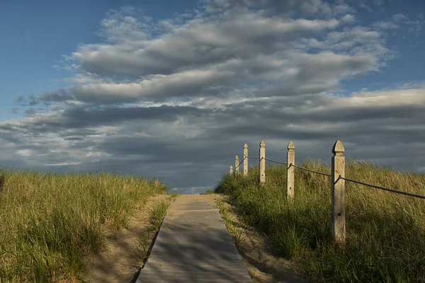木の板から海の海岸へのパス 砂浜と海の空 アメリカだ メイン州 — ストック写真
