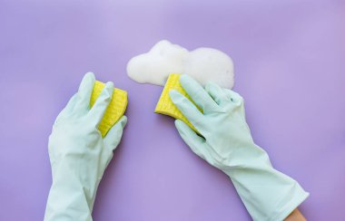 Eldivenli eller yüzeyi süngerle yıkar..