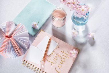 Not defterleri ve narin bahar çiçekleri. Güzel yumuşak renkler. Seçici odak. 