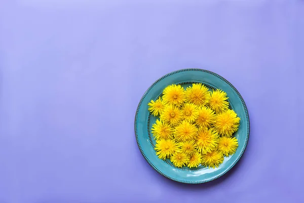 Fleurs Pissenlit Jaune Dans Une Assiette Sur Fond Lilas — Photo