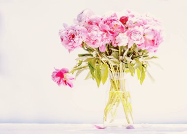 Arka planda pembe şakayık demeti. Klasik tarz.