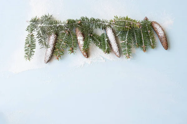 Conos Ramas Abeto Nieve Sobre Fondo Claro Festivo Año Nuevo — Foto de Stock