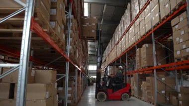 Forklift operatörü yükleri depoya yerleştiriyor