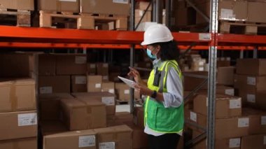 Covid-19 salgını sırasında maskeli depo çalışanları