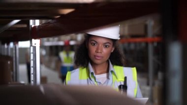 Depo çalışanı stok sayımı için tablet kullanıyor.