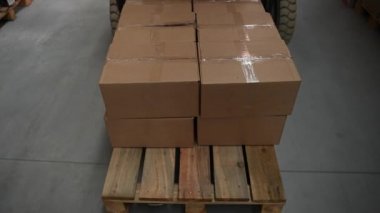 Depo yükleyicisi tarafından taşınan eşya paketleri