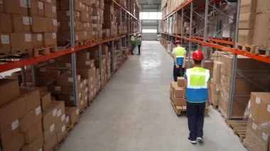 Karton kutularla dolu raflarla dolu bir depo.