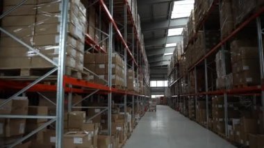 Depoda karton kutularla dolu raflar.