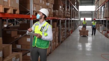 Envanter yöneticisi depoda stok sayımı yapıyor