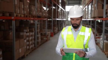 Odaklanmış işçi depoda stok yapıyor.