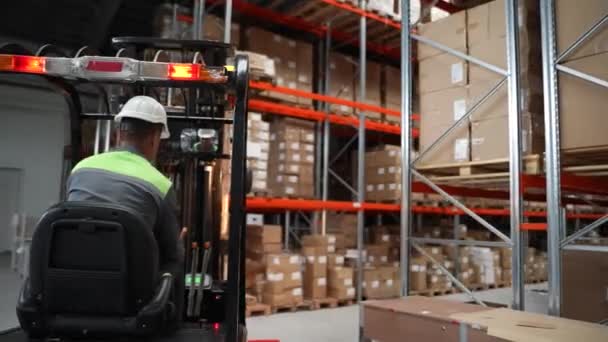 フォークリフトに乗って商品を移動する倉庫労働者 — ストック動画