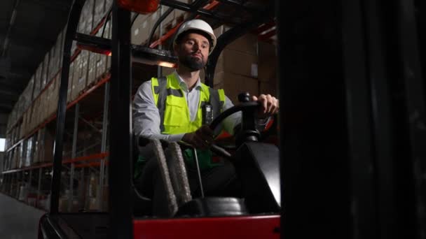 Masculino armazém trabalhador condução empilhadeira no reverso — Vídeo de Stock