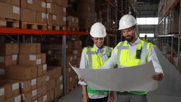 Engenheiros trabalhando no plano de renovação do armazém — Vídeo de Stock