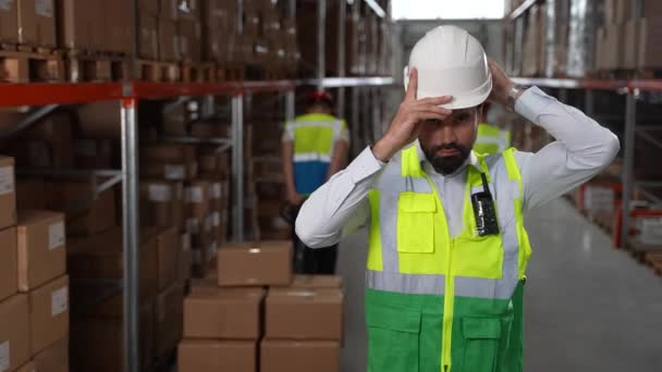 Портрет усміхненого бородатого працівника складських приміщень — стокове відео