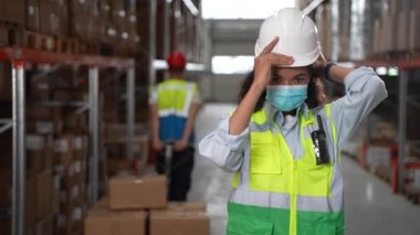 Depoda poz veren maskeli melez kadın.