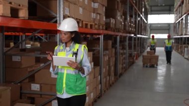 Envanter sırasında odaklanmış kadın depo işçisi