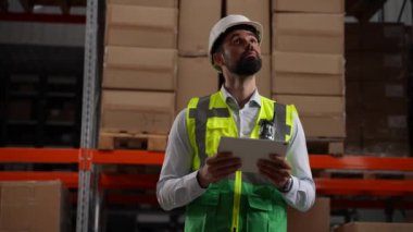 Depoda tablet üzerinde çalışan envanter yöneticisi