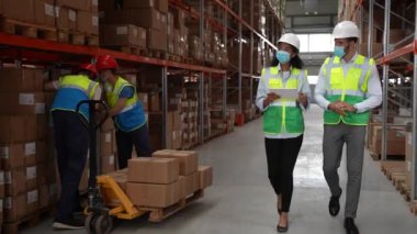 Depo çalışanları stok yapmak için tablet kullanıyor