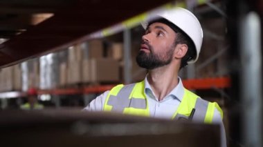 Odaklanmış denetleyici depoda envanter tutuyor