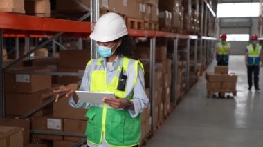 Depoda çalışırken maskeli envanter yöneticisi