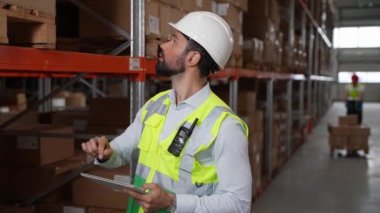 Depoda çalışırken ciddi bir envanter yöneticisi.
