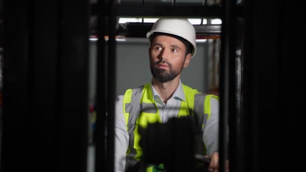 倉庫ローダーを運転ひげそり男性従業員 — ストック動画