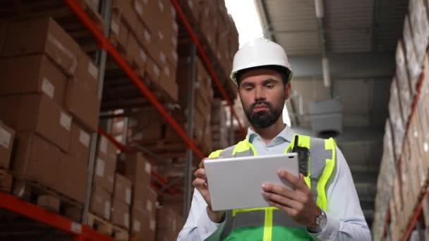 Supervisor serio haciendo inventario en almacén — Vídeos de Stock