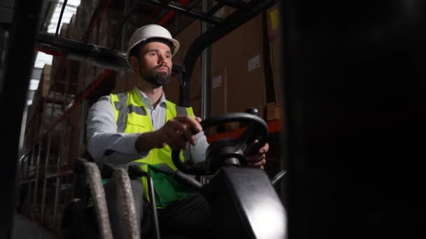 Fokuserad truckförare under arbete i lager — Stockvideo