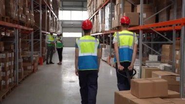 Çalışırken depo çalışanları ve yöneticileri