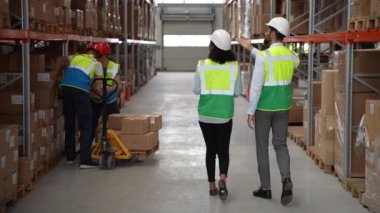 Fabrika deposunda çalışırken birkaç mühendis.