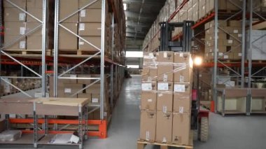 Depo yükleyicisi büyük bir palet kutu ile geziyor