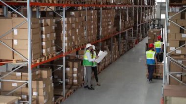 Kutularla dolu raflarla dolu bir depo.