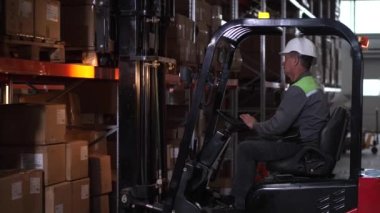 Fabrika deposunda çalışan forklift operatörü.